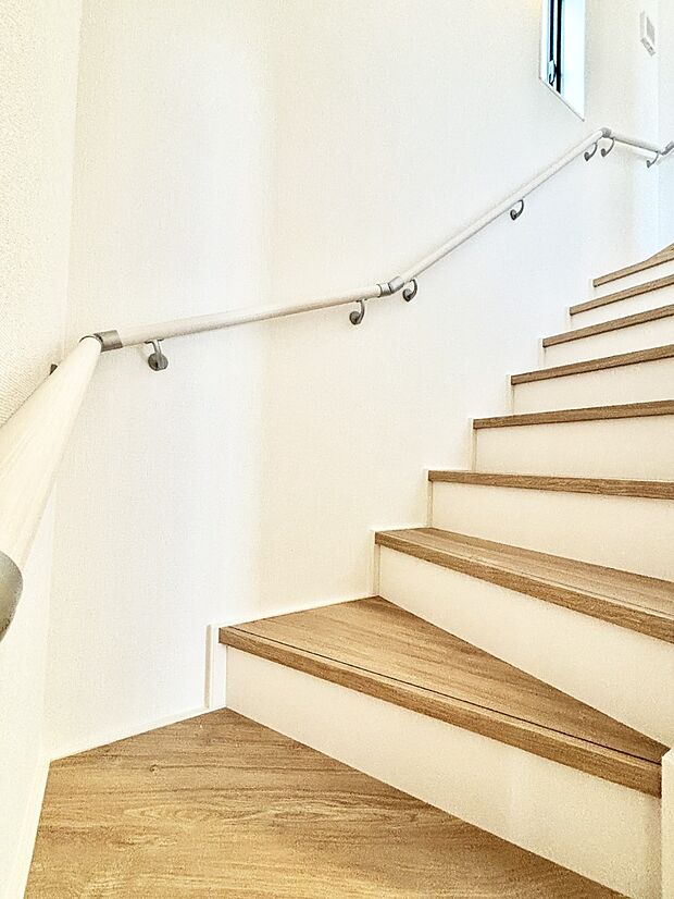 安全性を考慮し階段には手すりを設置しています