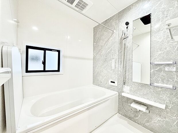 一日の疲れを癒してくれる明るい清潔感のあるバスルーム