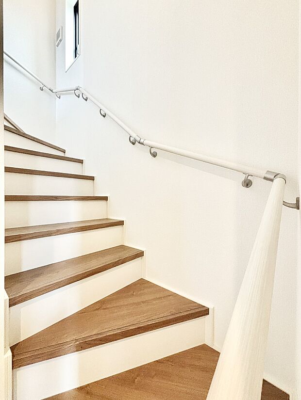 階段は手すり付きなので小さなお子さまやご高齢の方も安心です