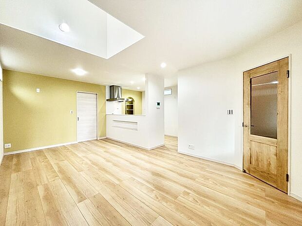 アクセントクロスがオシャレ!家族団らんの時間が充実しそうなリビングダイニング!