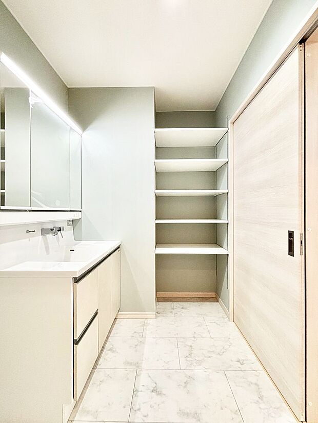 洗面所には嬉しい収納棚が付いています。 