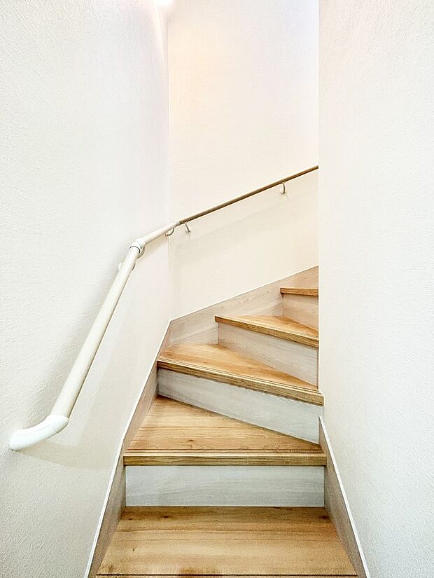 安全性を考慮し階段には手すりを設置しています