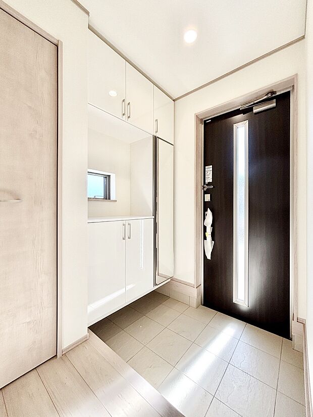 ガラススリットの入った玄関ドアが室内に光を届けてくれます　