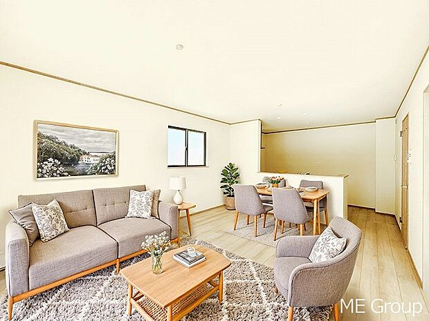 ご家族の賑やかな話し声で包まれる明るいリビング  ※家具はCGです 