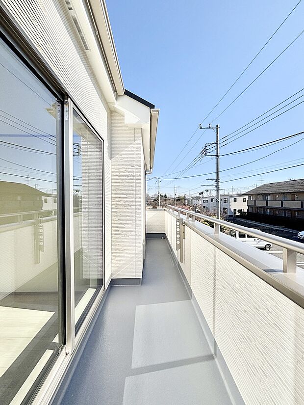 ゆったりバルコニーだから沢山お洗濯ものを干せます。　