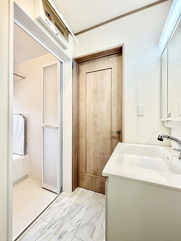 身支度もスムーズにおこなえる脱衣場      　