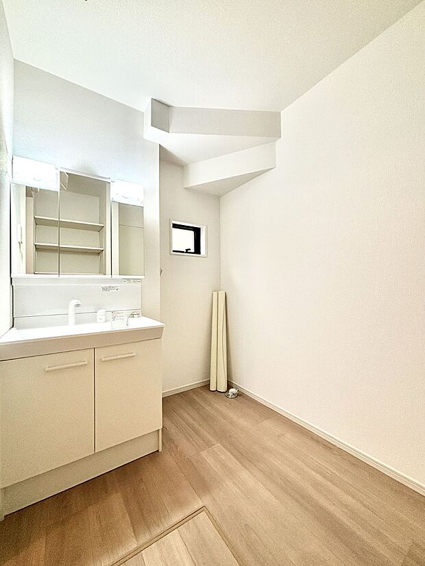 明るい洗面所は毎朝の身支度も楽しくできちゃいそうです。