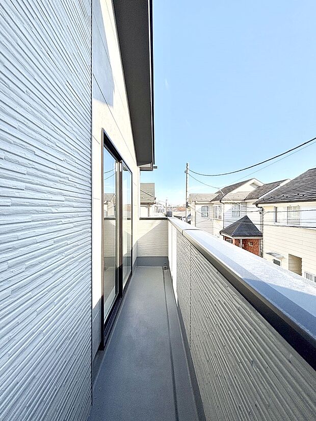 暖かな陽光が降り注ぐバルコニーはお洗濯におすすめ。爽やかな風も心地よいです。 