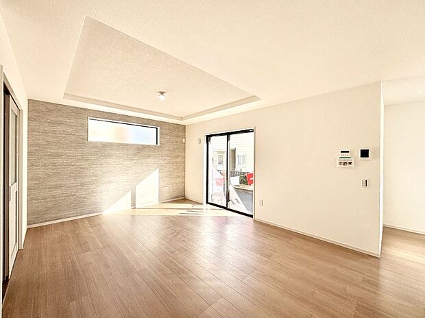 大きな窓からたっぷりの陽光と風を感じられるリビング  