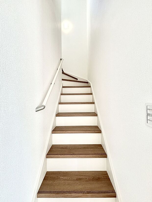 安全性を考慮し階段には手すりを設置しています