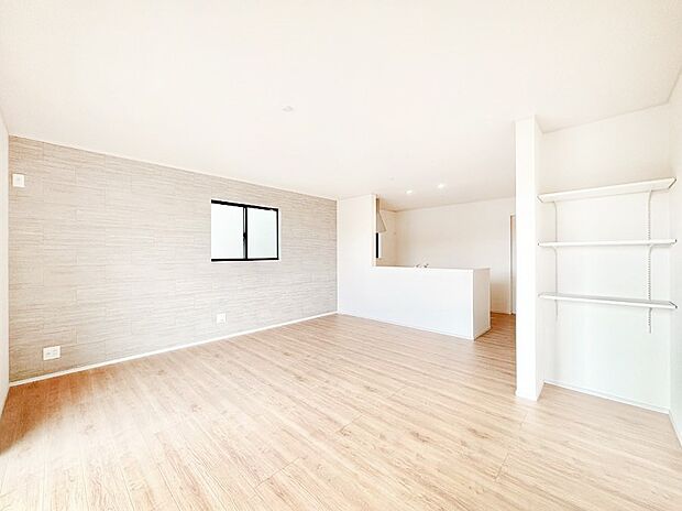 ナチュラルテイストの優しく柔らかい色使いのフローリングが素敵なリビングですね。