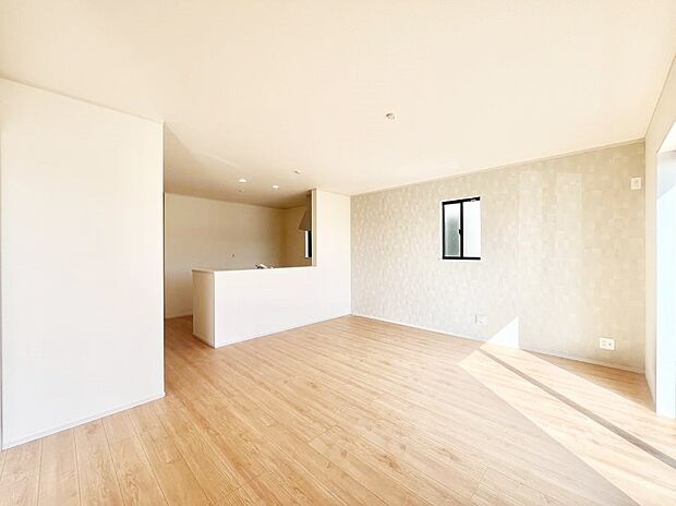 ご家族の賑やかな話し声で包まれる明るいリビング