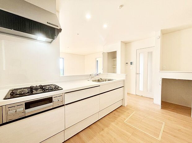 広々とした使い勝手の良いキッチンで日々のお料理も楽しくなりそう