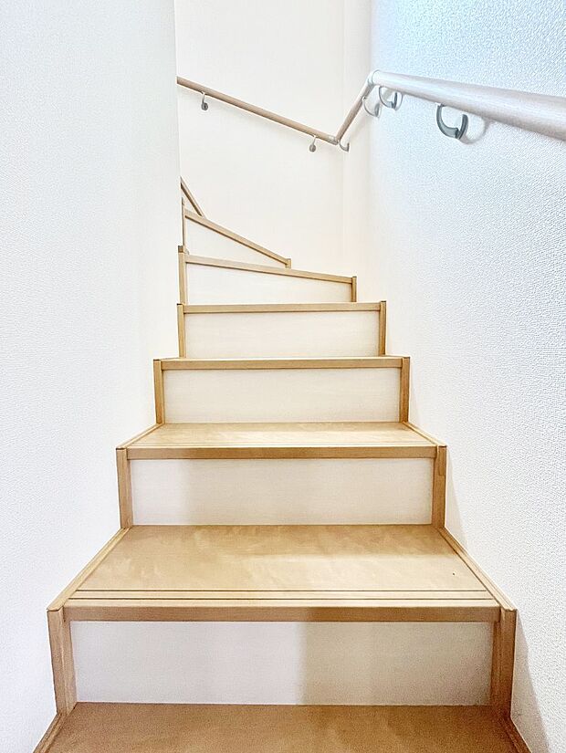 階段は手すり付きなので小さなお子さまやご高齢の方も安心です