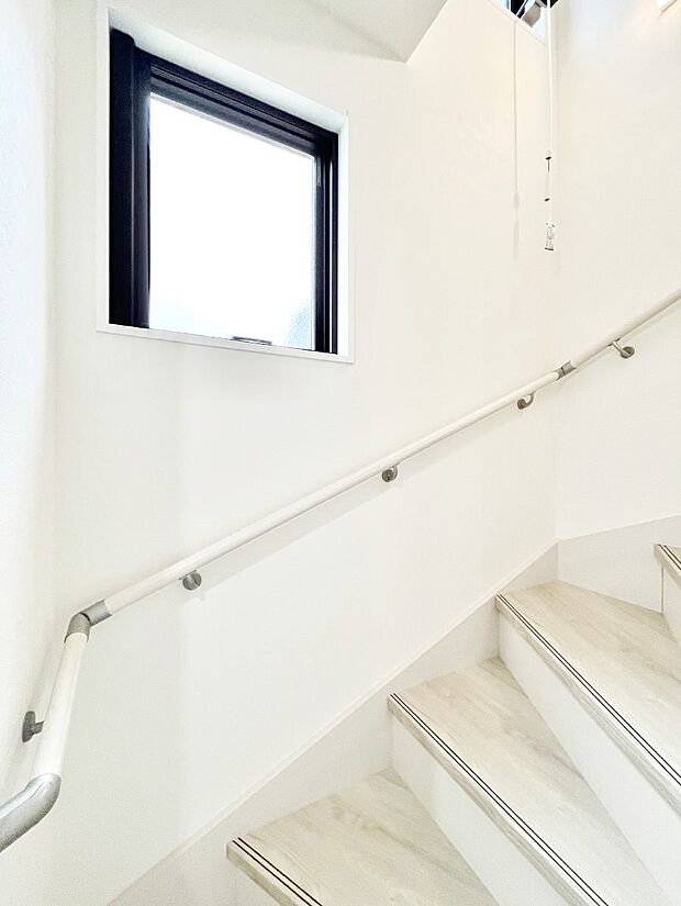 階段は手すり付きなので小さなお子さまやご高齢の方も安心です