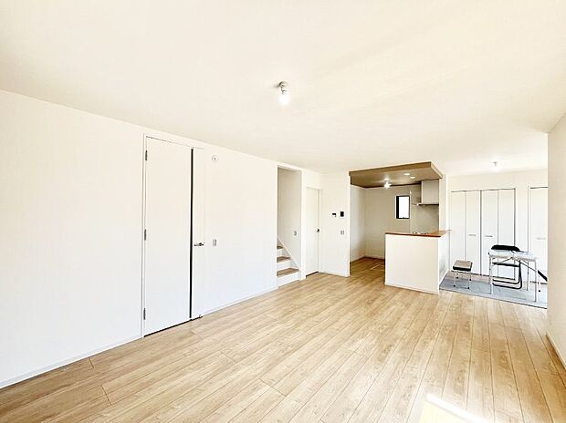 ご家族の賑やかな話し声で包まれる明るいリビング