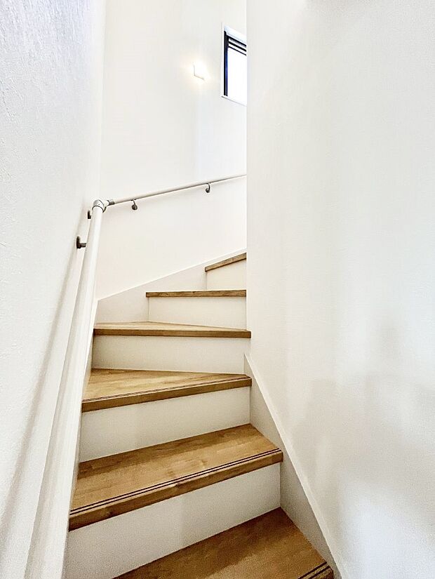 階段は手すり付きなので小さなお子さまやご高齢の方も安心です