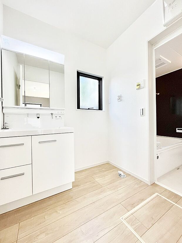 清潔感ある洗面化粧室で朝の身支度も快適