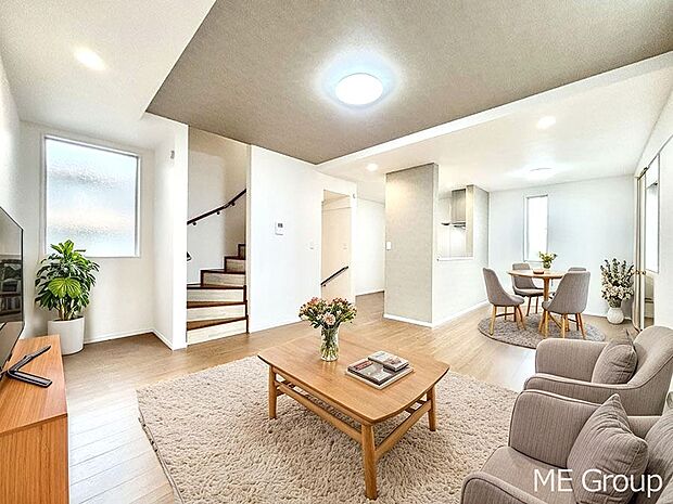 ご家族の賑やかな話し声で包まれる明るいリビング  ※家具はCGです