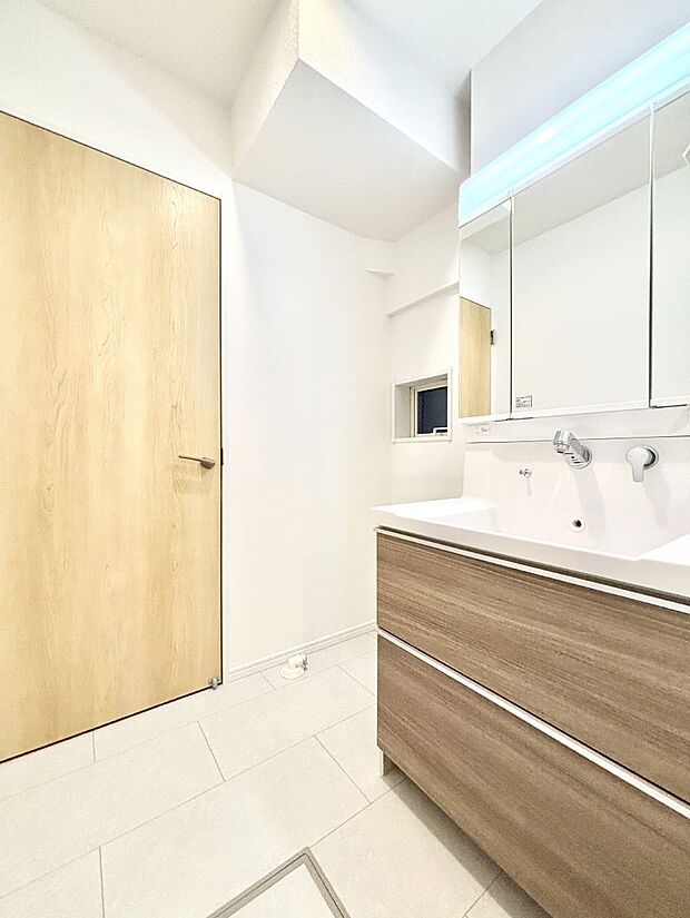 明るい洗面所は毎朝の身支度も楽しくできちゃいそうです。