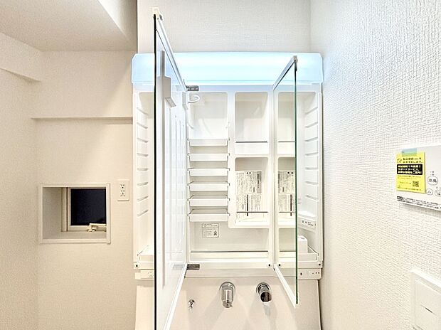 三面鏡の裏に、化粧品や衛生用品などを収納可能。洗面台をすっきりと保ちます！