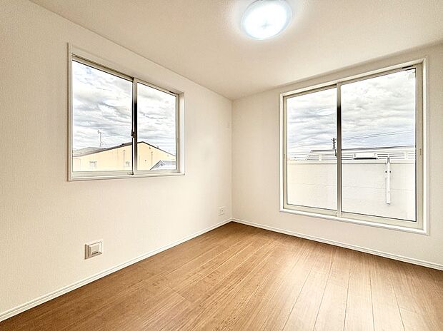 バルコニーが開放感をプラスしてくれる洋室  