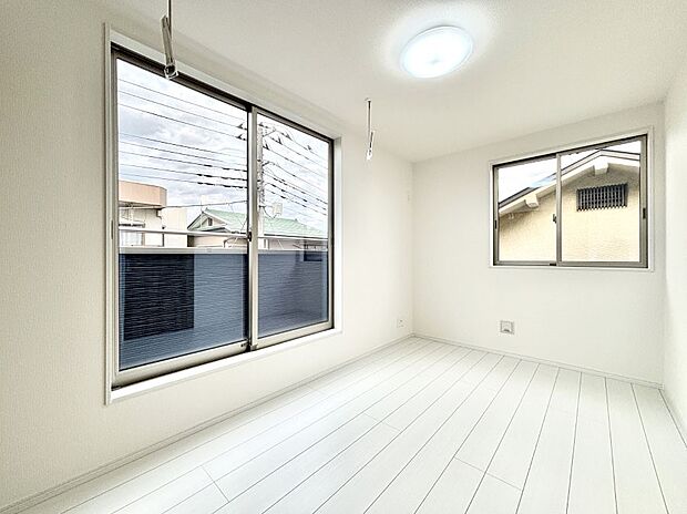 明るいバルコニーサイドに洋室を設置。目覚めの良い寝室に。