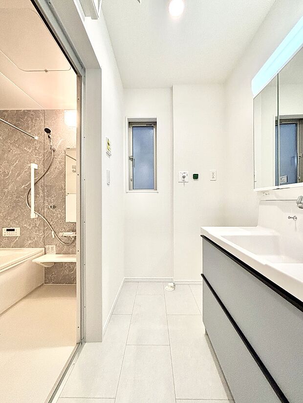 清潔感のある快適空間です。毎日の身支度も気持ち良くお使い頂けます。 