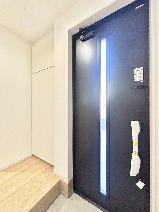 ガラススリットの入った玄関ドアが室内に光を届けてくれます