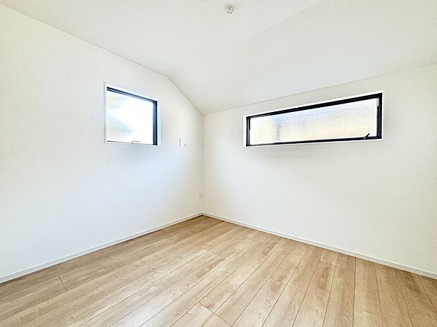 勾配天井を採用して開放感をプラス。2面採光で明るく風通しも良好です。