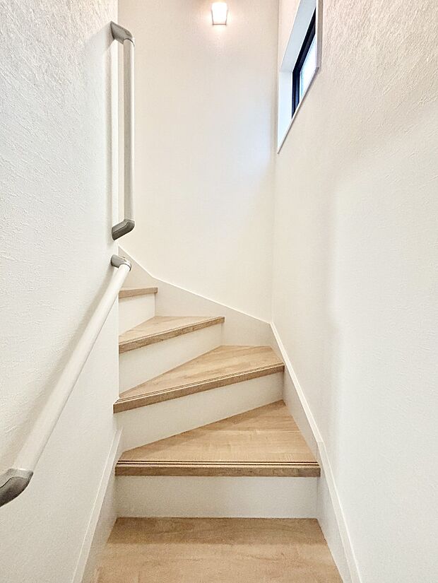 階段は手すり付きなので小さなお子さまやご高齢の方も安心です