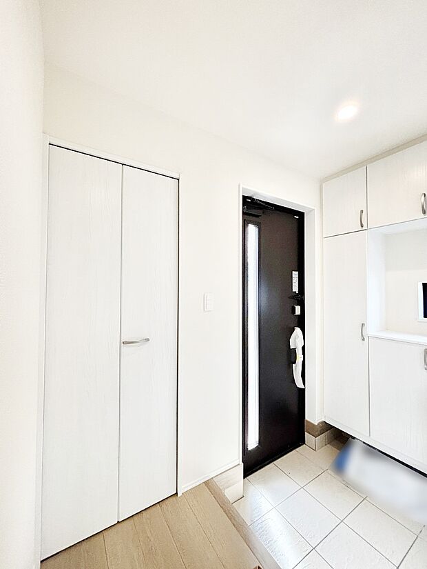 明るい玄関はお客様をお出迎えするのにぴったりです！ 