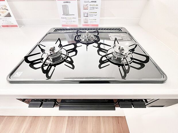 ガスコンロはSiセンサー搭載。火力調節や焦げ付き・消し忘れも防いでくれます。
