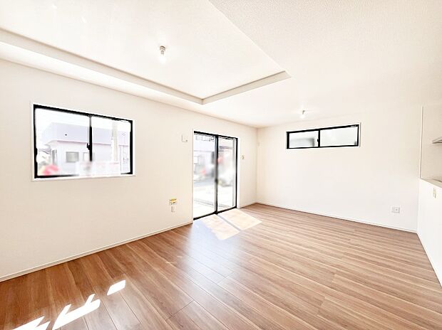 家族の笑顔が自然と生まれてくる、そんな雰囲気のダイニングに仕上がっています。