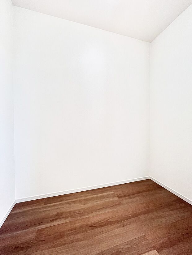 ウォークインクローゼット付きで生活空間を広く利用できます。