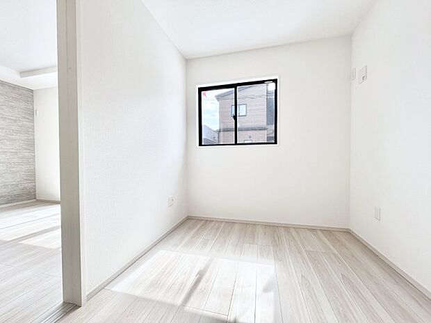 リビング隣接の洋室は個室としても利用できます