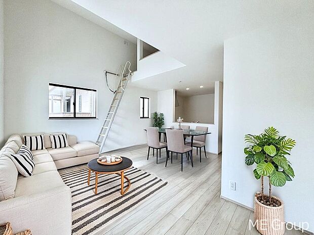 ご家族の賑やかな話し声で包まれる明るいリビング ※家具はCGです