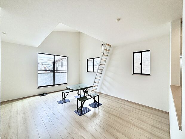 大きな窓からたっぷりの陽光と風を感じられるリビング