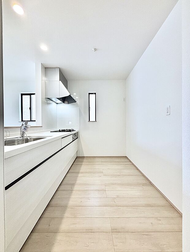 爽やかな風が通り抜けるキッチン。窓があるので明るく換気にも役立ちます。