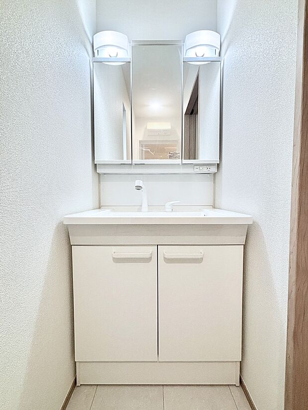 大きく見やすい三面鏡で清潔感ある洗面台は、身だしなみチェックや肌のお手入れにおすすめです。