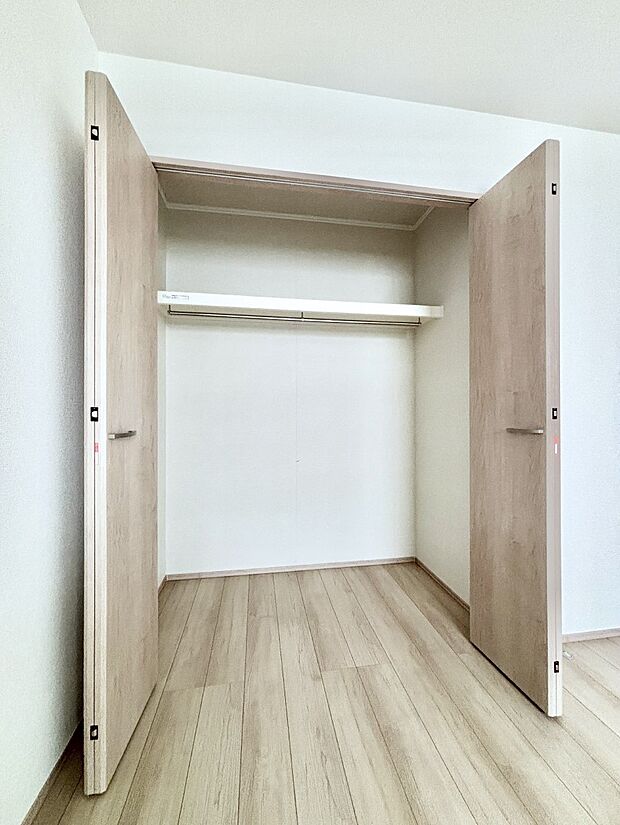 洋室のクローゼット。奥行きがあるので厚手の衣類もすっきり収まります。