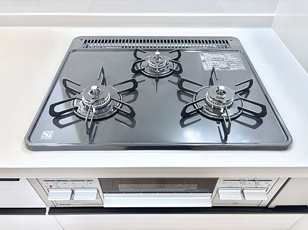 ガスコンロはSiセンサー搭載。火力調節や焦げ付き・消し忘れも防いでくれます。