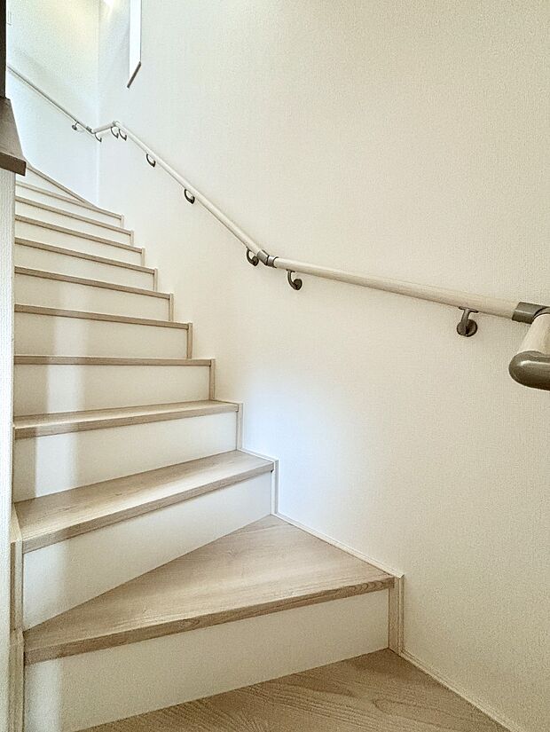 安全性を考慮し階段には手すりを設置しています