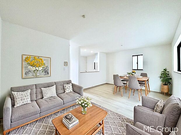 ご家族の賑やかな話し声で包まれる明るいリビング ※家具はCGです