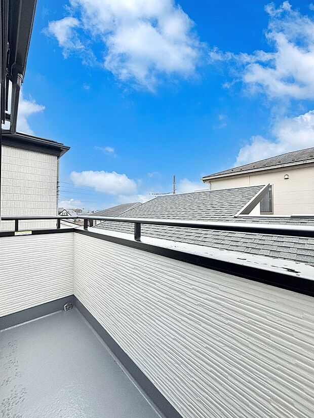 ゆったりバルコニーだから沢山お洗濯ものを干せます。