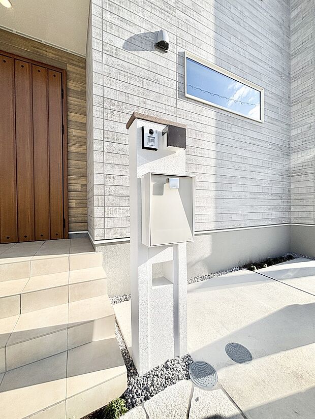 シンプルデザインのポスト。