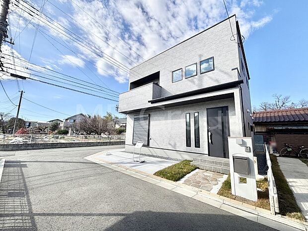 たっぷりの陽光と開放感に包まれる明るい住まい  