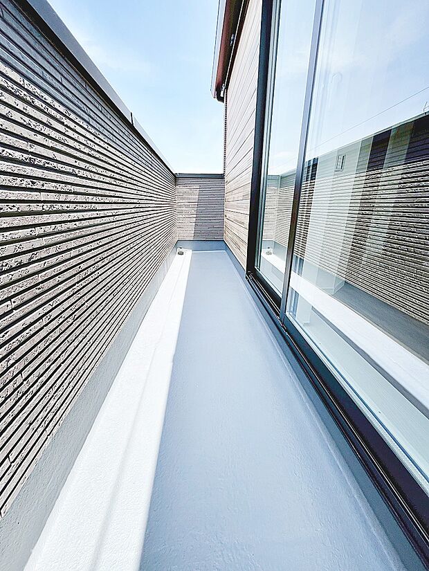 ゆったりバルコニーだから沢山お洗濯ものを干せます。