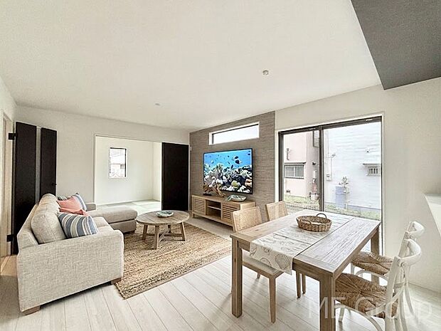 大きな窓からたっぷりの陽光と風を感じられるリビング　※家具はCGです  