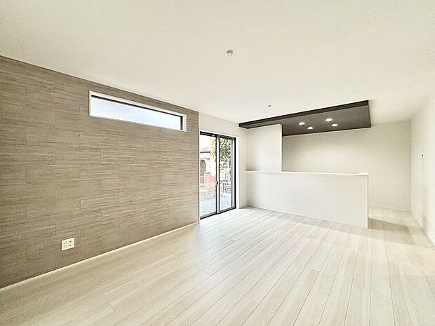 明るい陽光が注ぎ、寛ぎの雰囲気に満たされるリビング・ダイニング。 